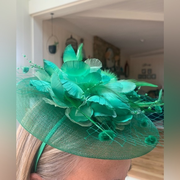 Kentucky Derby Hat Fascinator Kelly Green Featured Flower New! Easter Tea - Picture 1 of 4